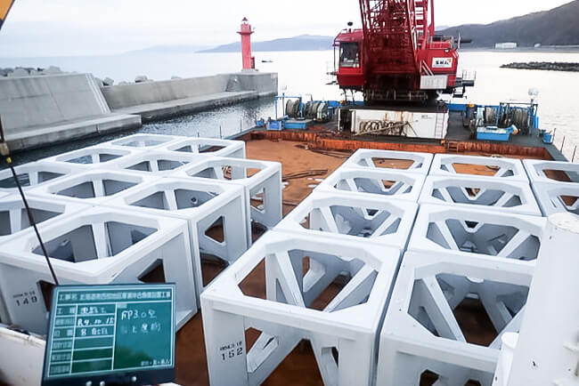 北海道南西部地区厚瀬沖合魚礁設置工事、最終沈設・出港の様子