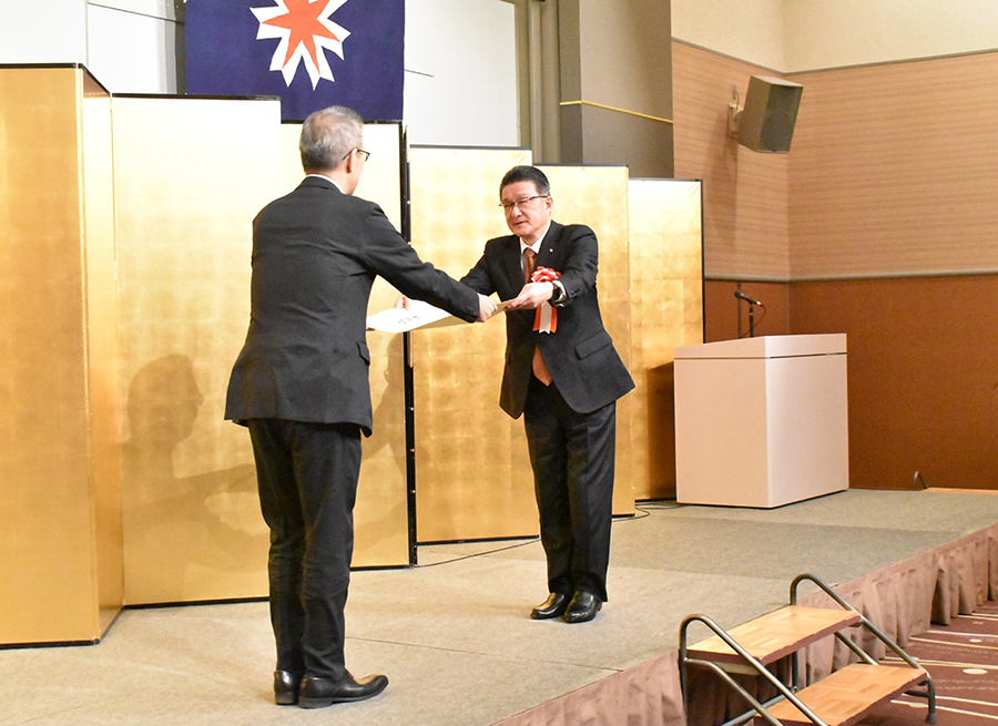 令和７年度水産林務部工事等優秀業者感謝状贈呈式で当社が水産土木工事部門で表彰を受けている様子