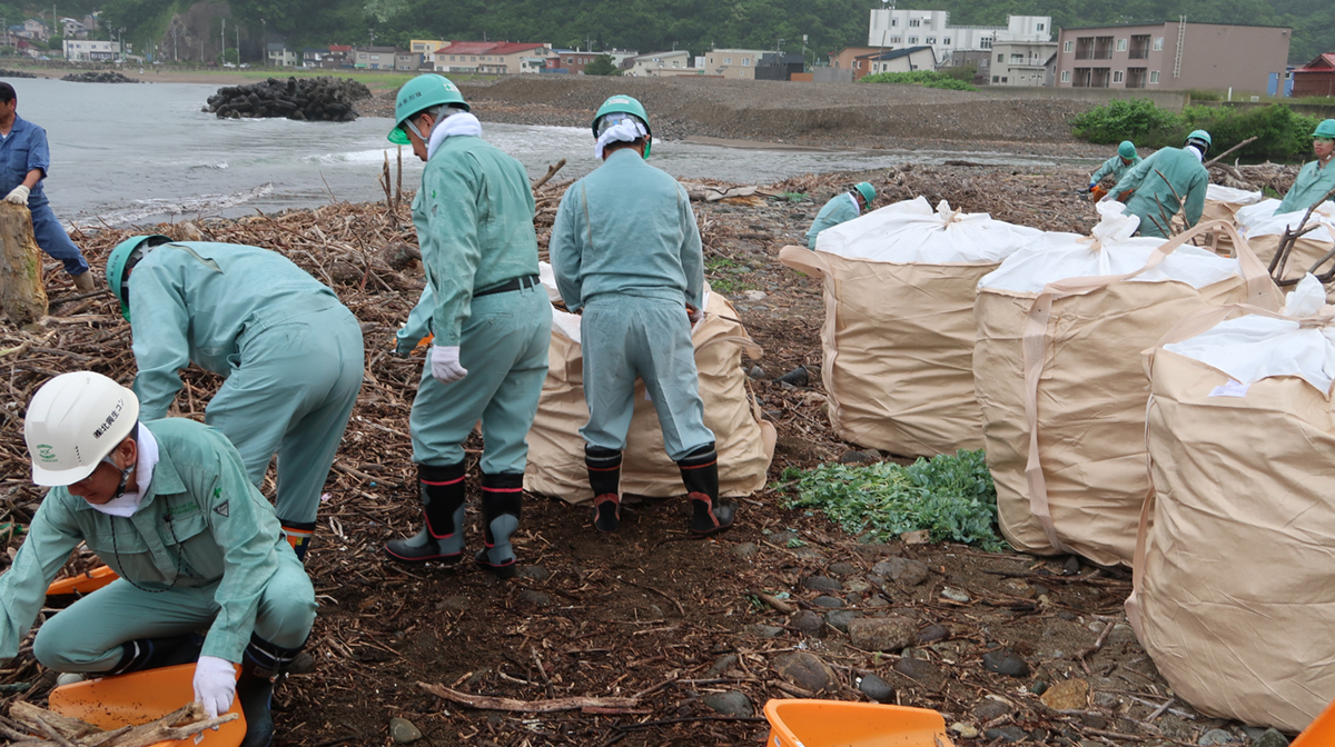神恵内村の海浜清掃活動の様子